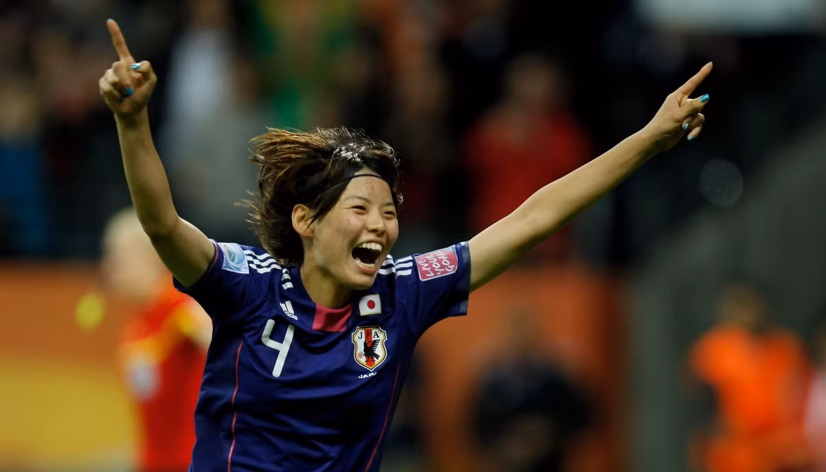 10 cầu thủ đến Australia và New Zealand với tư cách nhà vô địch World Cup. Nhật Bản có hậu vệ Saki Kumagai vô địch 2011. Mỹ có Julie Ertz, Alex Morgan, Alyssa Naeher, Kelley O’Hara, Megan Rapinoe vô địch 2015 và 2019; Crystal Dunn, Lindsey Horan, Rose Lavelle và Emily Sonnett vô địch 2019.