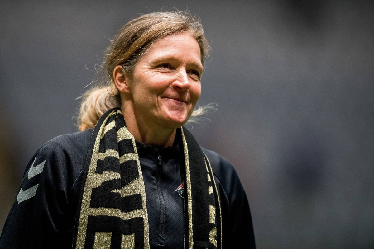 Năm HLV từng là cầu thủ dự giải gồm Shui Qingxia của Trung Quốc (1991 và 1995), Hege Riise của Na Uy (1991, 1995, 1999 và 2003), Pia Sundhage của Thuỵ Điển (1991 và 1995), Martina Voss-Tecklenburg của Đức (1999 và 2011), Inaka Grings của Thuỵ Sĩ (1999 và 2011).