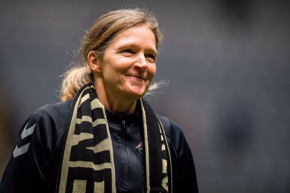 Năm HLV từng là cầu thủ dự giải gồm Shui Qingxia của Trung Quốc (1991 và 1995), Hege Riise của Na Uy (1991, 1995, 1999 và 2003), Pia Sundhage của Thuỵ Điển (1991 và 1995), Martina Voss-Tecklenburg của Đức (1999 và 2011), Inaka Grings của Thuỵ Sĩ (1999 và 2011).