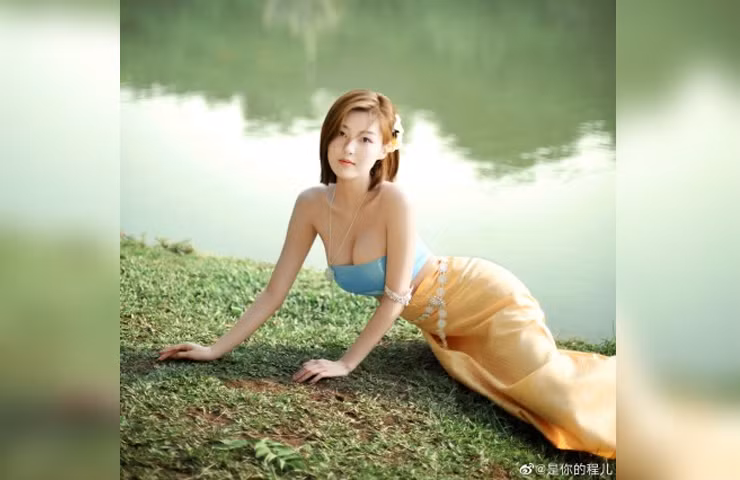 Dưới clip xin lỗi của Trình Nhĩ, một không ít người bênh vực cô. Họ cho rằng, chẳng có gì sai khi các cô gái muốn chụp ảnh ở những nơi đẹp.