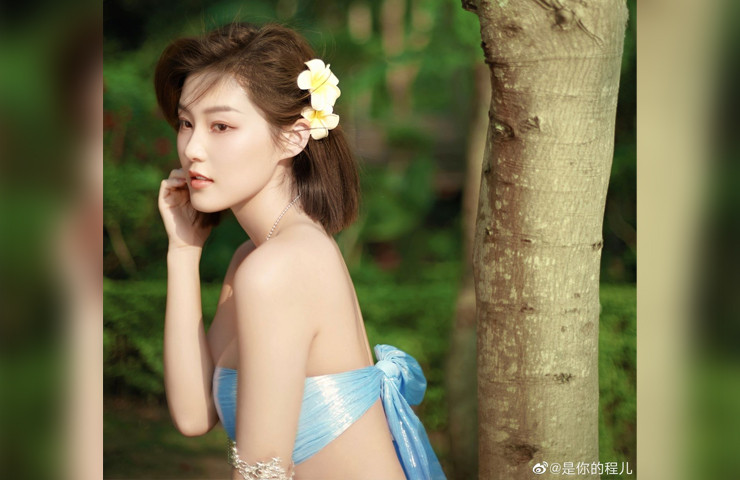 Trình Nhĩ ngoài đời có gu thời trang gợi cảm.