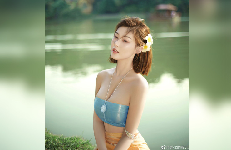 Công việc của người đẹp xứ Trung này là người mẫu, MC, hiện đang học cao học.