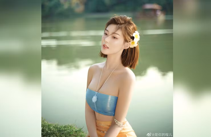 Công việc của người đẹp xứ Trung này là người mẫu, MC, hiện đang học cao học.