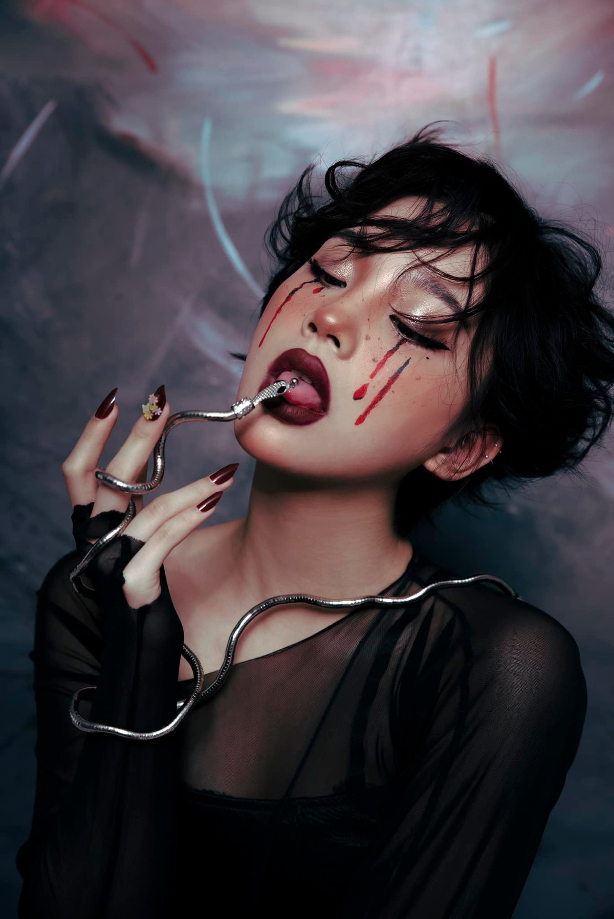 Những hình ảnh Thu Hà kheo xỏ khuyên lưỡi khiến nhiều người nhớ ngay đến hot phòng gym - Lê Bống.