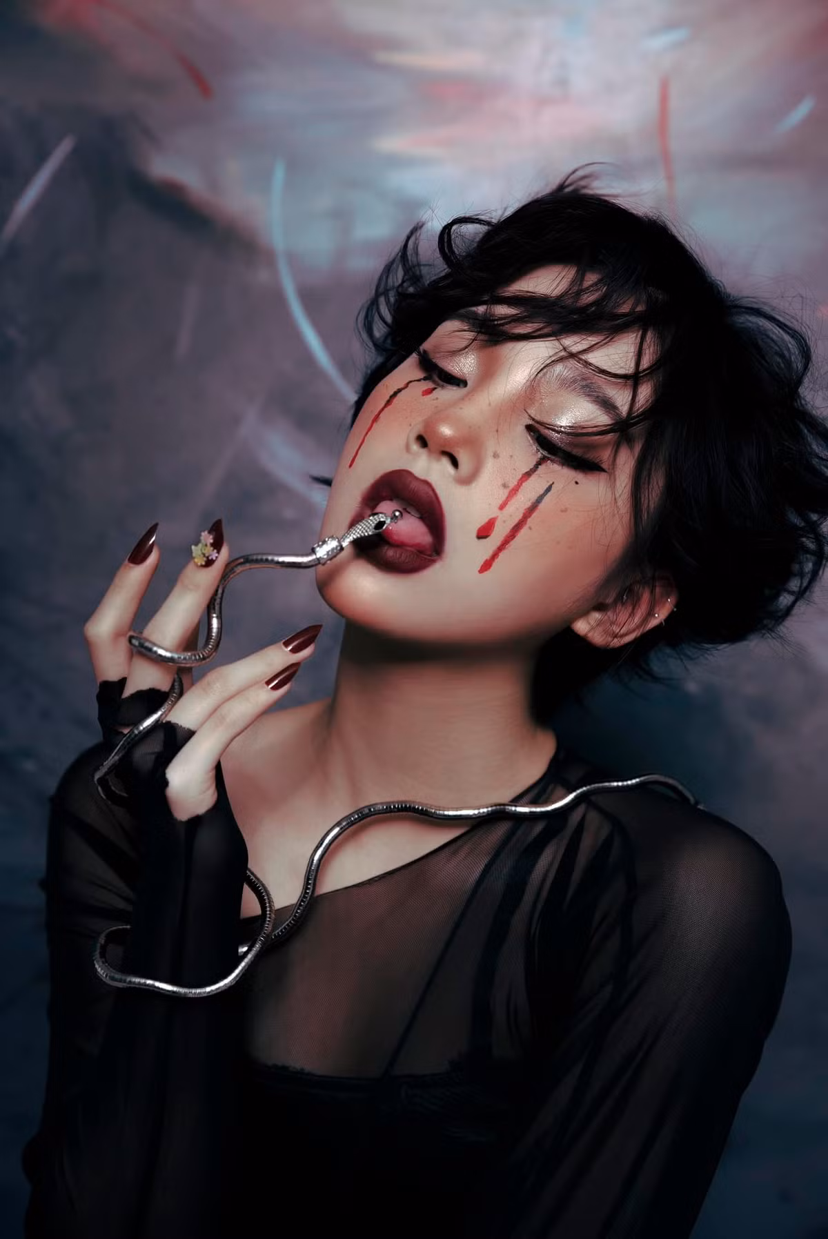 Những hình ảnh Thu Hà kheo xỏ khuyên lưỡi khiến nhiều người nhớ ngay đến hot phòng gym - Lê Bống.