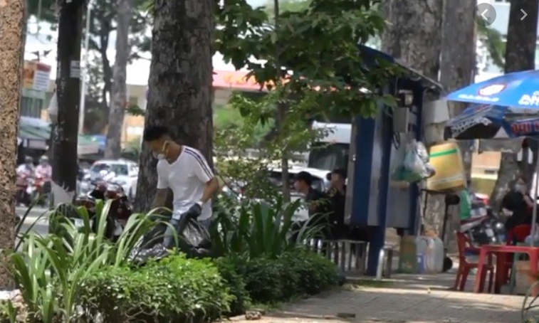 Được biết, những chai nhựa mà Minh Nhựa nhặt về đã được tái chế, làm thành chiếc đèn lồng đem đến chùa tặng trong dịp Trung thu.