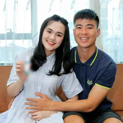 Lần này, "công chúa béo" chọn chiếc váy nữ tính nhưng có thắt eo như một động thái ngầm phủ nhận chuyện bầu bí.