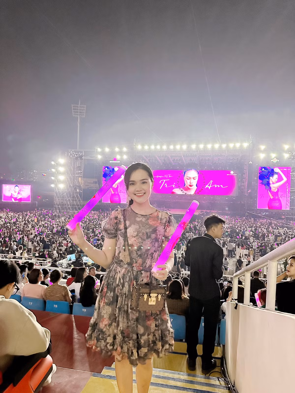 Quỳnh Anh - bà xã trung vệ Duy Mạnh – mới đây đã chia sẻ hình ảnh có mặt tại sân vận động Mỹ Đình trong liveshow của Mỹ Tâm.