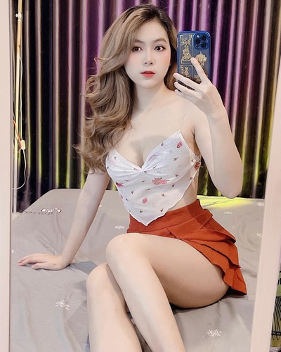 Sở dĩ cô giáo hot girl Trần Trân có sức hút mạnh mẽ trên MXH vậy là nhờ sở hữu thân hình siêu quyến rũ với số đo 3 vòng 83-58-92.