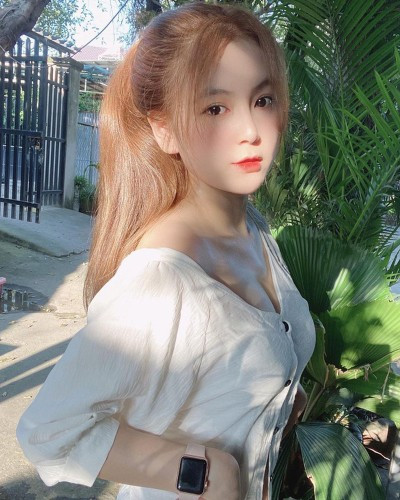 Bên cạnh những bức ảnh nghiêm chỉnh trong bộ áo dài đứng lớp, cô giáo Trần Trân còn gây ấn tượng với những bộ hình “thiếu vải” để khoe triệt để vóc dáng trời ban.