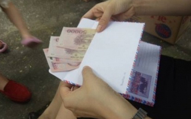 Cô cho hay, thời điểm ấy cuộc sống đang gặp rất nhiều khó khan, từ công việc đến gia đình đều cần tiền để duy trì. Thêm vào đó, ngày bạn cưới, con của chủ bài viết phải nhập viện nên cô không đến chung vui mà chỉ chuyển khoản 500 nghìn đồng tiền mừng. Ảnh minh hoạ.