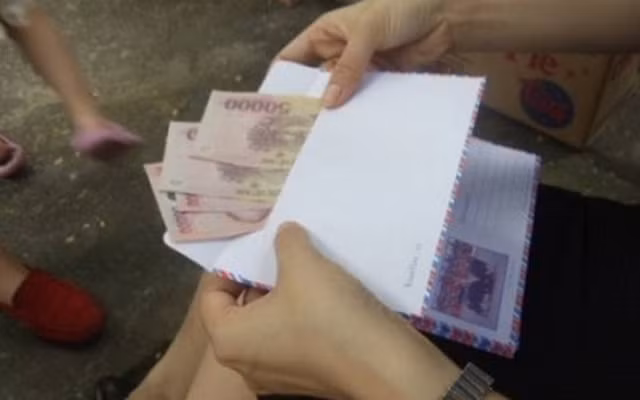 Cô cho hay, thời điểm ấy cuộc sống đang gặp rất nhiều khó khan, từ công việc đến gia đình đều cần tiền để duy trì. Thêm vào đó, ngày bạn cưới, con của chủ bài viết phải nhập viện nên cô không đến chung vui mà chỉ chuyển khoản 500 nghìn đồng tiền mừng. Ảnh minh hoạ.