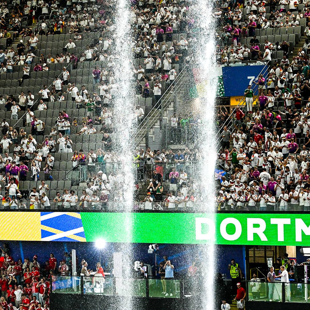 Tuy nhiên, hình ảnh kỳ quan thác nước tại sân Signal Iduna Park một lần nữa lại xuất hiện và được NHM bóng đá nhanh tay chụp lại và đăng tải lên MXH.