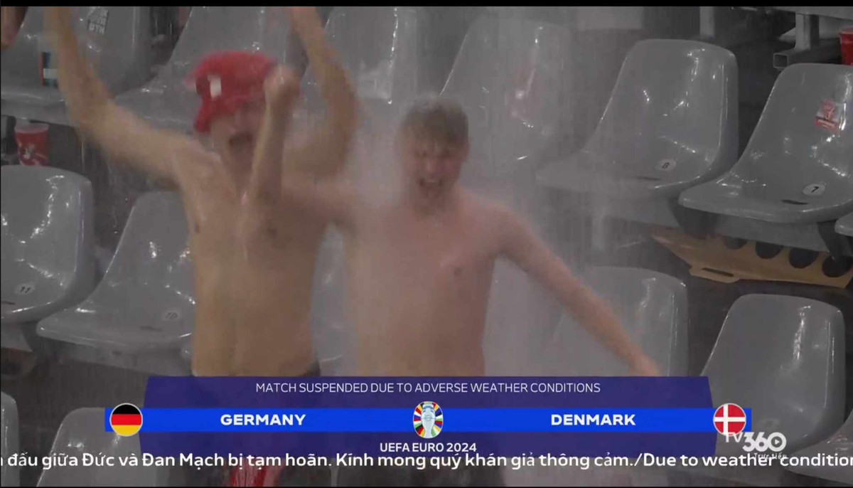 Đây không phải lần đầu tiên kỳ quan thác nước tại sân Signal Iduna Park xuất hiện. Trước đó, trong trận đấu giữa Thổ Nhĩ Kỳ và Georgia tại vòng bảng EURO 2024 hình ảnh phần mái bị dột cũng được lan truyền khắp các nền tảng MXH. Ảnh chụp màn hình.