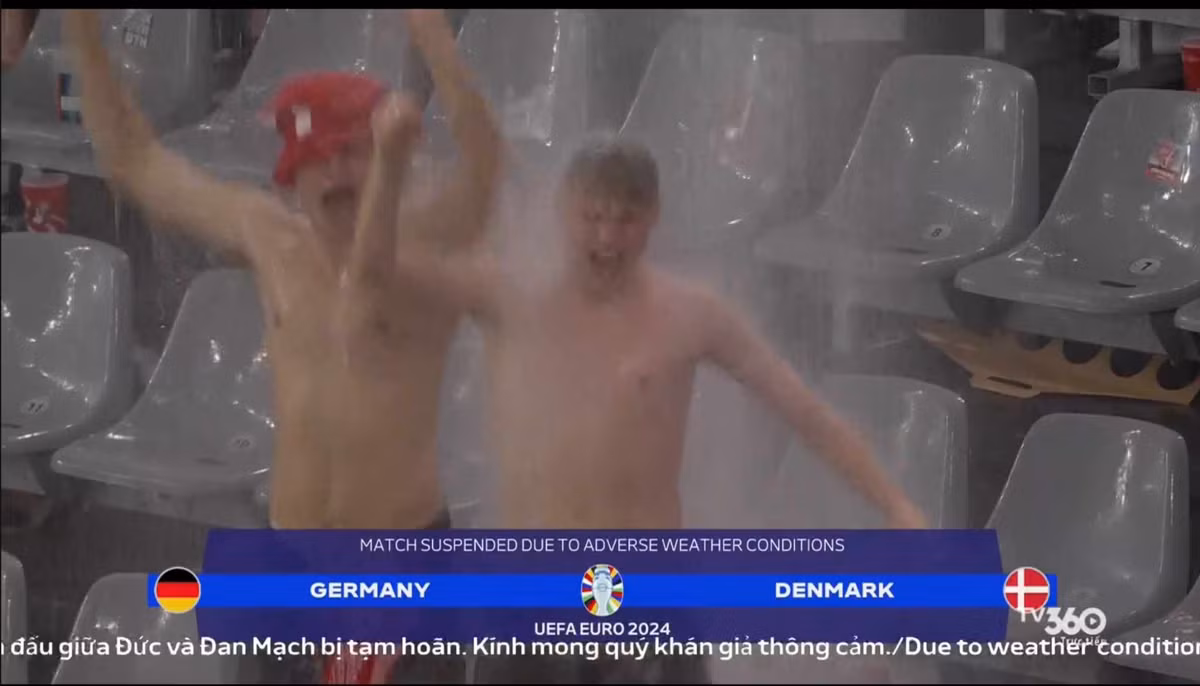 Đây không phải lần đầu tiên kỳ quan thác nước tại sân Signal Iduna Park xuất hiện. Trước đó, trong trận đấu giữa Thổ Nhĩ Kỳ và Georgia tại vòng bảng EURO 2024 hình ảnh phần mái bị dột cũng được lan truyền khắp các nền tảng MXH. Ảnh chụp màn hình.