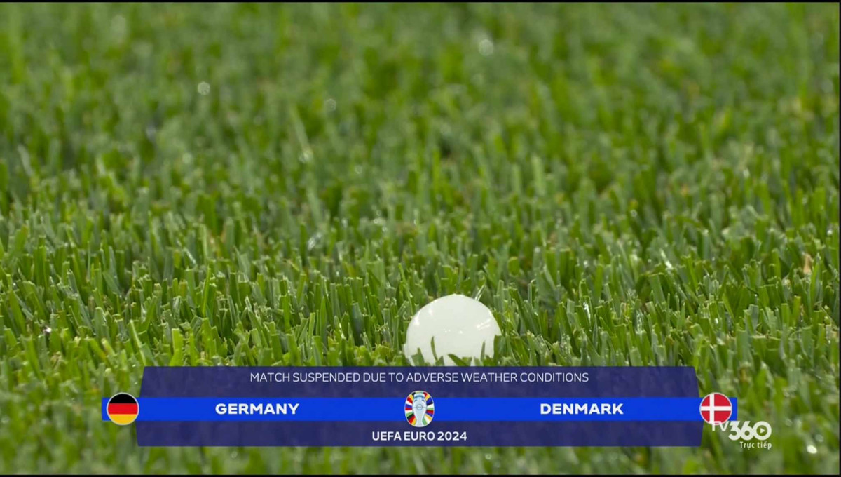 Những viên mưa đá cũng đã xuất hiện trên thảm cỏ sân Signal Iduna Park ở thành phố Dortmund. Ảnh chụp màn hình.