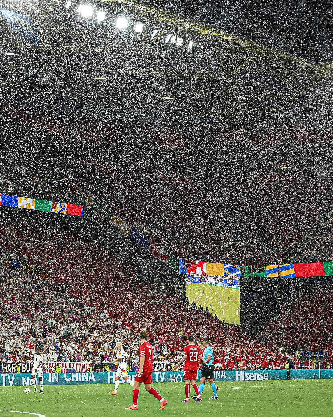 Hình ảnh mưa trắng trời tại Signal Iduna Park trong ngày đội tuyển Đức thi đấu tại sân nhà của CLB BVB Dortmund.