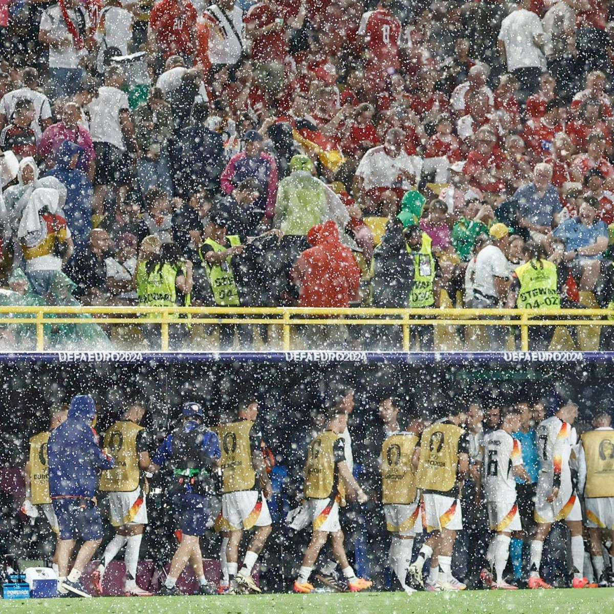 Trên sân Signal Iduna Park một cơ mưa lớn đã xuất hiện khiến các cầu thủ phải tiến vào đường hầm.