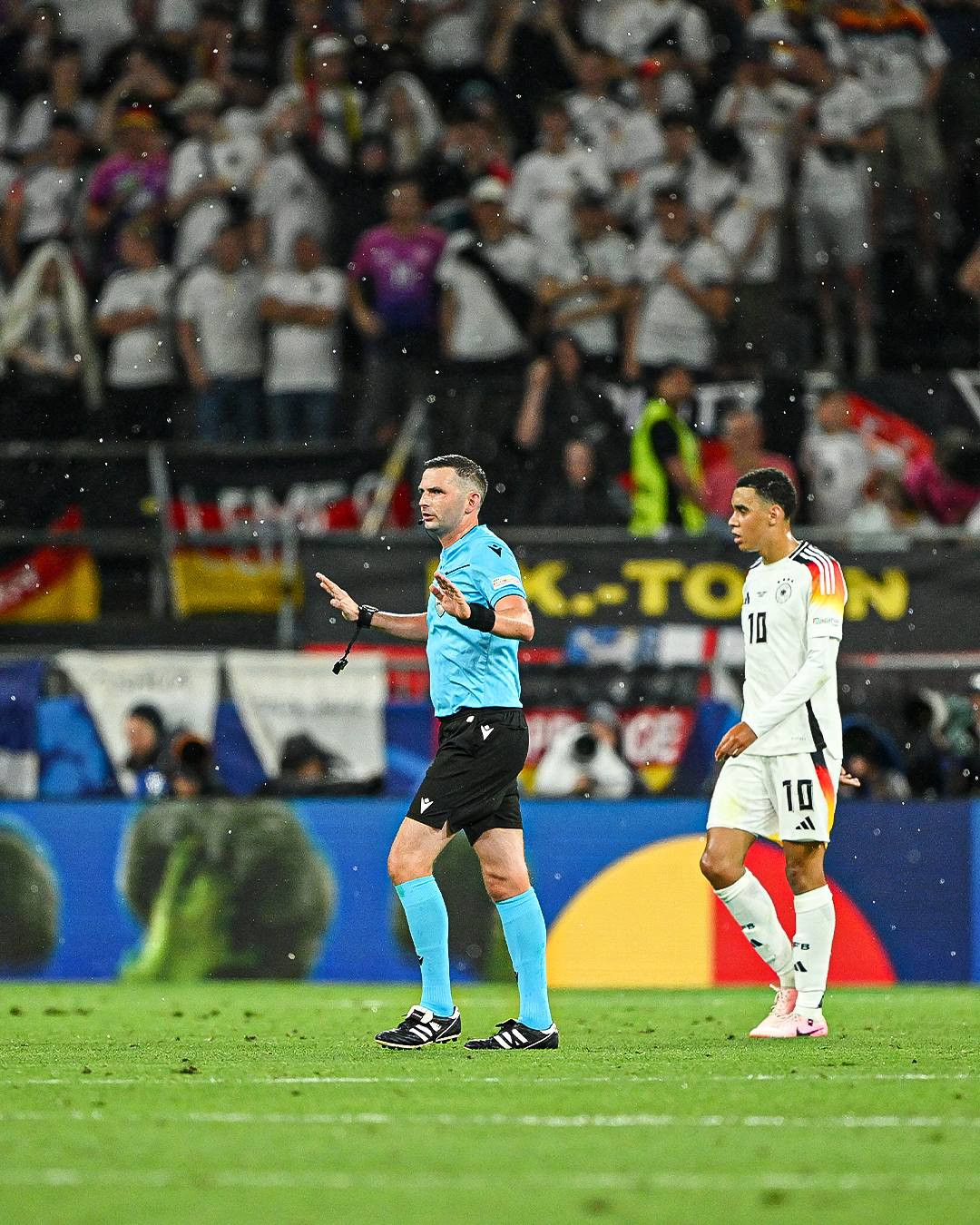 Đến phút 35, trọng tài Michael Oliver quyết định cho trận đấu giữa chủ nhà Đức và Đan Mạch tại vòng 1/8 EURO 2024 tạm dừng do có một cơn mưa đá, kèm theo sấm sét.