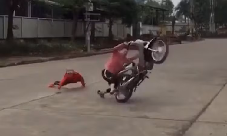 "Nói vô ý thức lại tự ái, dịch bệnh thì căng thẳng thế này mà vẫn đầu trần, ra đường bốc đầu nghịch ngợm" hay "Bắt nhốt hết lại đi cho đỡ phải ra đường lung tung, ai cũng quá bận căng mình chống dịch rồi"... là những bình luận mà dân mạng để lại dưới clip bốc đầu phiên bản lỗi.