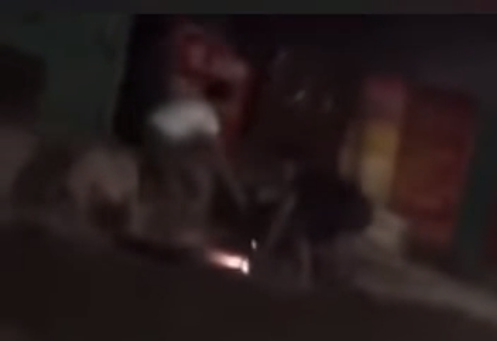 Về phía anh chàng ngồi sau, không hề can ngăn mà lại "hùa" theo bằng cách cổ vũ, nằm hẳn xuống yên vô cùng thoải mái.