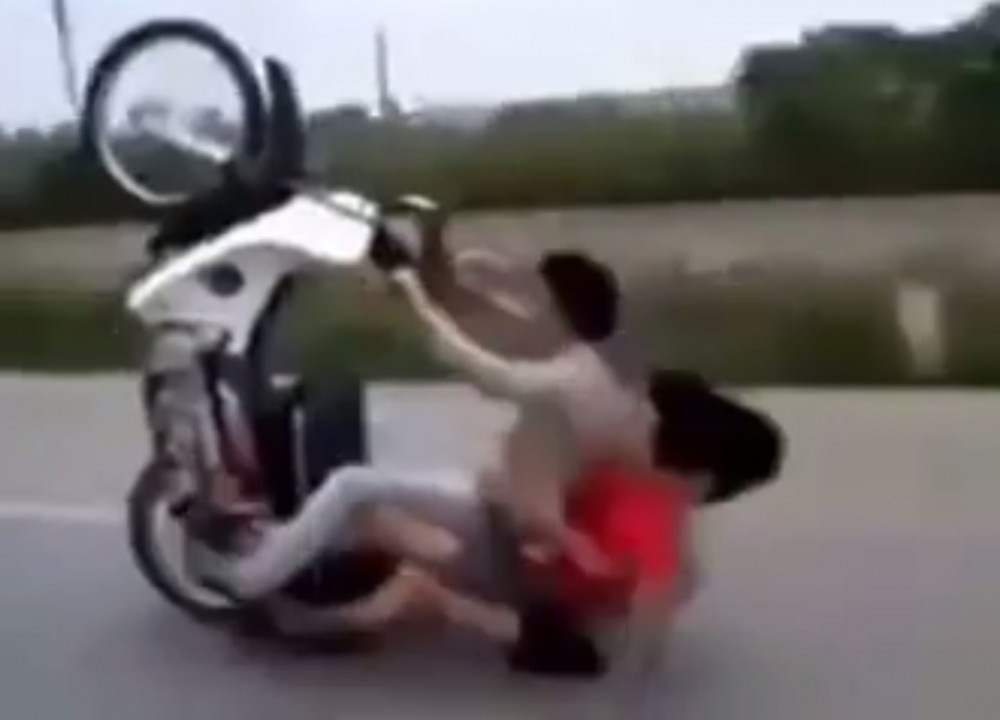 Dân mạng vô cùng bức xúc, chỉ trích gay gắt hành động bốc đầu của 2 nam thanh niên.