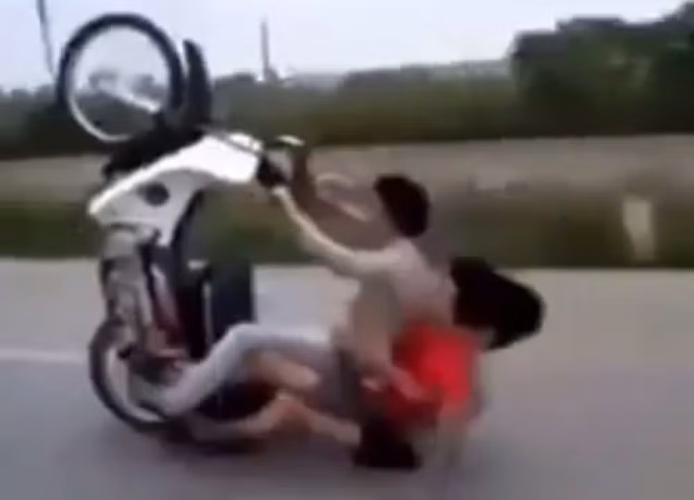 Dân mạng vô cùng bức xúc, chỉ trích gay gắt hành động bốc đầu của 2 nam thanh niên.