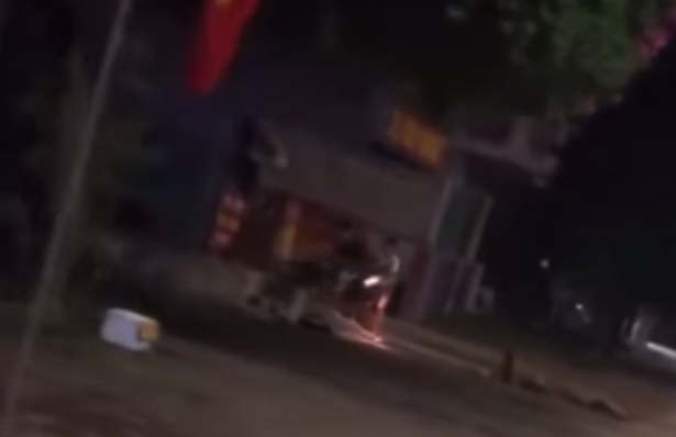 May mắn là sự việc xảy ra trên đoạn đường vắng nên không ảnh hưởng tới các phương tiện khác, hai nam thanh niên cũng không bị thương nghiêm trọng sau cú hóa thân thành "dân tổ bốc đầu" phiên bản lỗi.