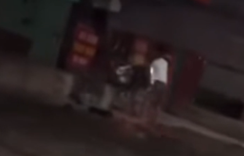 Vậy nhưng trong lúc "trổ tài" bốc đầu khá hăng, thanh niên bất ngờ mất lái, xe lao lên vỉa hè. Hai thanh niên cũng vì thế mà theo đà ngã đập người xuống đường.