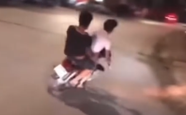 Cụ thể, vào buổi tối, hai nam thanh niên đầu trần, đèo nhau trên xe máy. Người điều khiển xe máy liên tục rú ga bốc đầu, lượn lách.