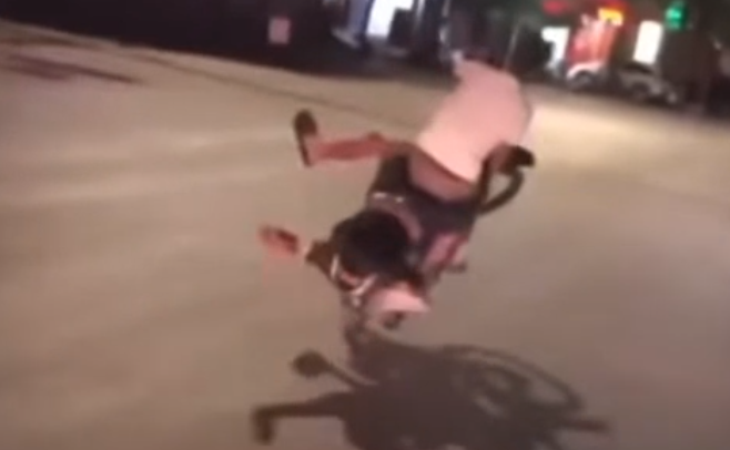 Tuy nhiên mới đây một đoạn clip biểu diễn bốc đầu xe máy phiên bản "lỗi" được chia sẻ trên các diễn đàn giao thông khiến dân mạng vô cùng "hả dạ".