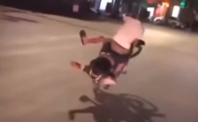 Tuy nhiên mới đây một đoạn clip biểu diễn bốc đầu xe máy phiên bản "lỗi" được chia sẻ trên các diễn đàn giao thông khiến dân mạng vô cùng "hả dạ".