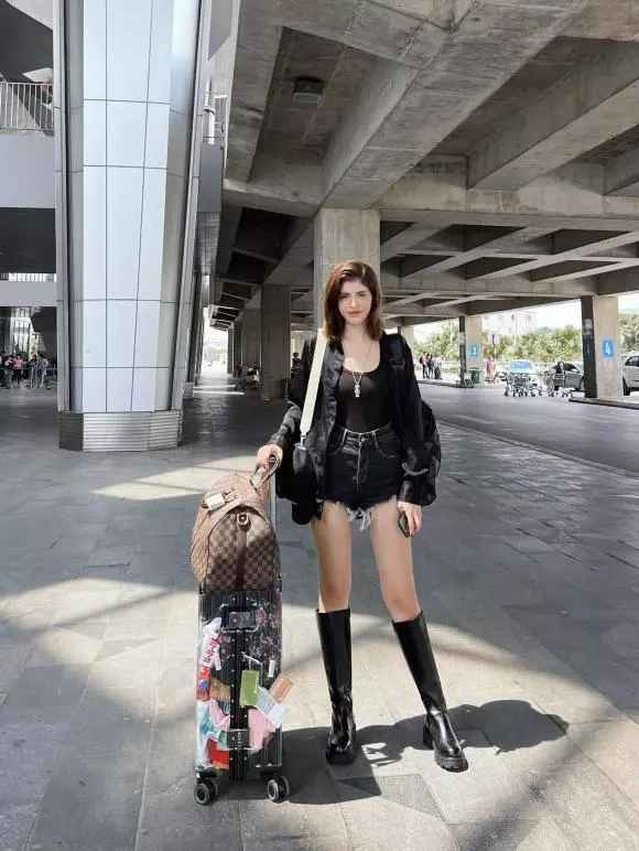 Đã có quãng thời gian An Tây trở thành chủ đề bàn tán khi những hình ảnh cô bị Yanbi "tác động vật lý" được đăng tải trên mạng.