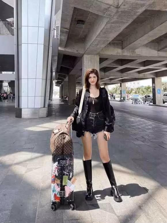 Đã có quãng thời gian An Tây trở thành chủ đề bàn tán khi những hình ảnh cô bị Yanbi "tác động vật lý" được đăng tải trên mạng.