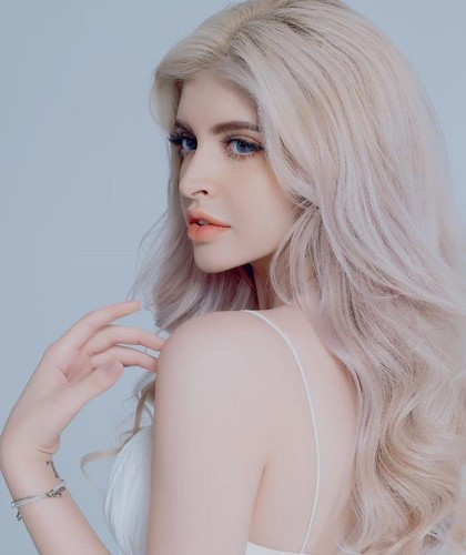 Ở ẩn một thời gian dài, An Tây giờ đây chăm cập nhật ảnh về cuộc sống đời tư hơn trước. Nhiều người nhận xét cô nàng ngày càng gợi cảm.