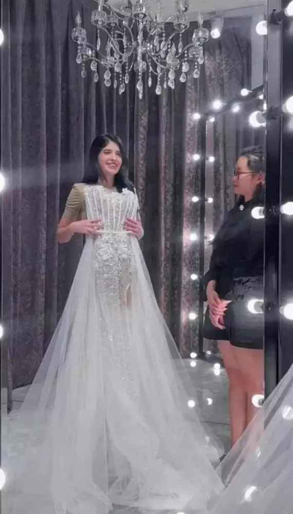 Mới đây, Andrea Aybar nhá hàng clip đi thử váy cưới. Nhưng chỉ khoảng thời gian ngắn suy nghĩ, cô đã quyết định dừng lại. "Khoan, dừng khoảng chừng hai giây", cô viết.