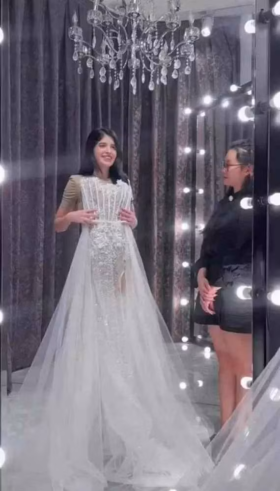 Mới đây, Andrea Aybar nhá hàng clip đi thử váy cưới. Nhưng chỉ khoảng thời gian ngắn suy nghĩ, cô đã quyết định dừng lại. "Khoan, dừng khoảng chừng hai giây", cô viết.