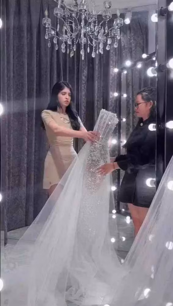 Andrea Aybar là chân dài gốc Tây Ban Nha nổi tiếng ở Việt Nam. Cô theo bố về Việt Nam sống từ năm lên 2 tuổi, tên tiếng Việt của cô nàng là Lê Thị Thúy An.