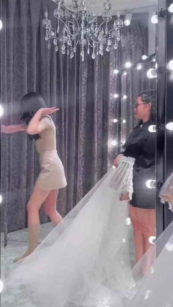 An Tây từng là gương mặt sáng giá của làng mẫu Việt nhờ vẻ đẹp "Tây" nóng bỏng, mới lạ. Nhờ gương mặt đẹp như búp bê cùng với vóc dáng lý tưởng, Andrea rất đắt show trong những năm đầu làm người mẫu.