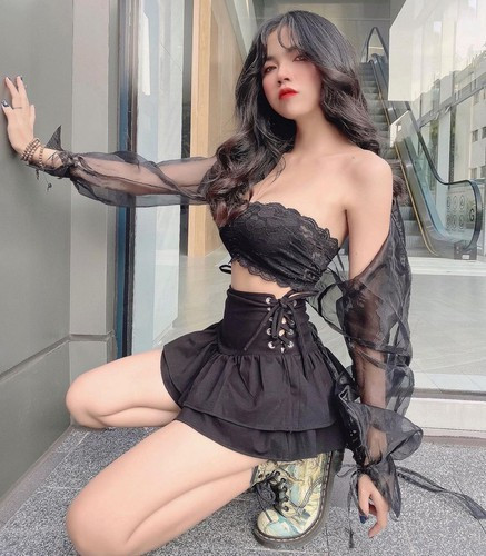 Mai Dora thường đăng tải những bộ ảnh khoe thân hình gợi cảm đến "nghẹt thở" làm các fans của cô nàng không khỏi xao xuyến.