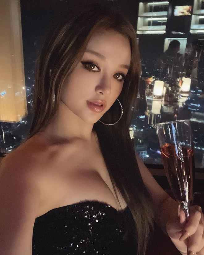 Chưa dừng lại, mới đây CĐM tiếp tục phải xuýt xoa trước những hình ảnh của cựu hot girl Huyền Baby trẻ đẹp không tuổi, khoe dáng khét lẹt tại thiên đường biển đảo Maldives.