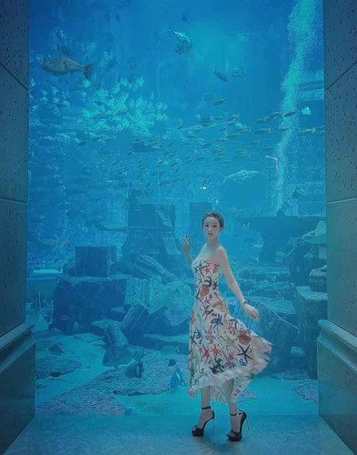 Trong những khoảnh khắc tại Dubai, Huyền Baby luôn khiến dân mạng phải trầm trồ vì nhan sắc xinh đẹp và khả năng "biến hoá khôn lường", khi thì quyến rũ ùng nổ lúc lại vô cùng dịu dàng.