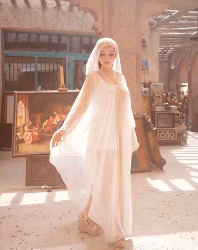 Huyền Baby thường chọn những chiếc đầm khoe vòng 1 hết mức.