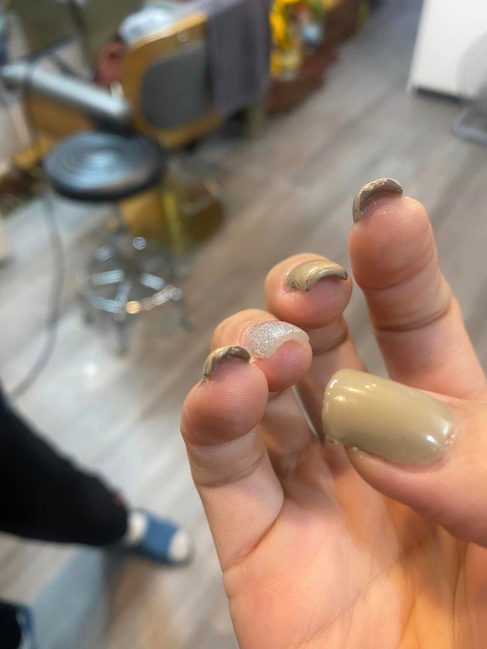 Nhìn những hình ảnh cô gái đăng tải có thể thấy bộ nail này chỉ được sơn thông thường. Duy nhất có ngón áp út được sơn nhũ chứ không hề đính đá hay vẽ hoa văn, họa tiết tỉ mỉ.