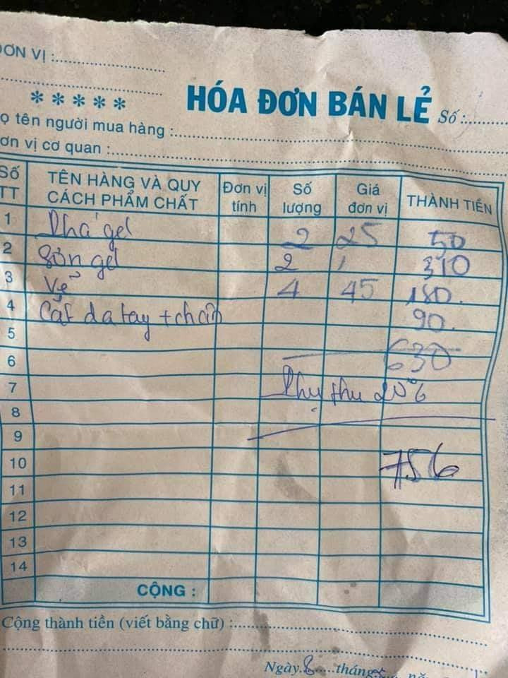 Điển hình phải kể đến trường hợp cô gái chi tới gần 1 triệu đồng để làm nail cả chân, cả tay nhưng thành quả lại như trẻ con vẽ. Cụ thể, cô gái làm nail với mức giá 756.000 đồng.