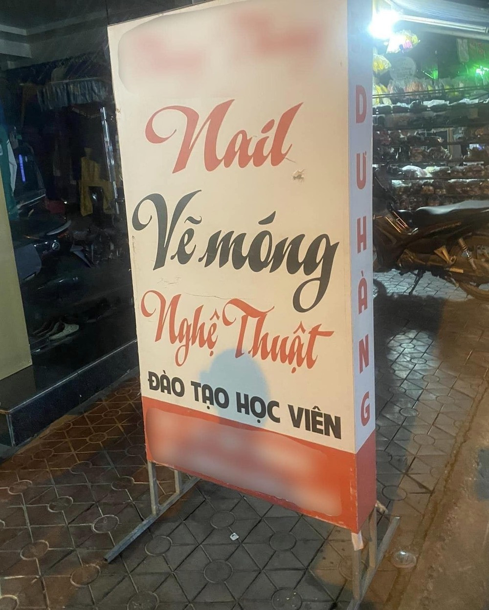 Vậy nhưng ở tấm biển ngoài cửa quán, người chủ còn đề “nhận dạy học viên”. Không ít người dùng mạng thắc mắc với trình độ làm như vậy thì sẽ dạy học viên như thế nào.
