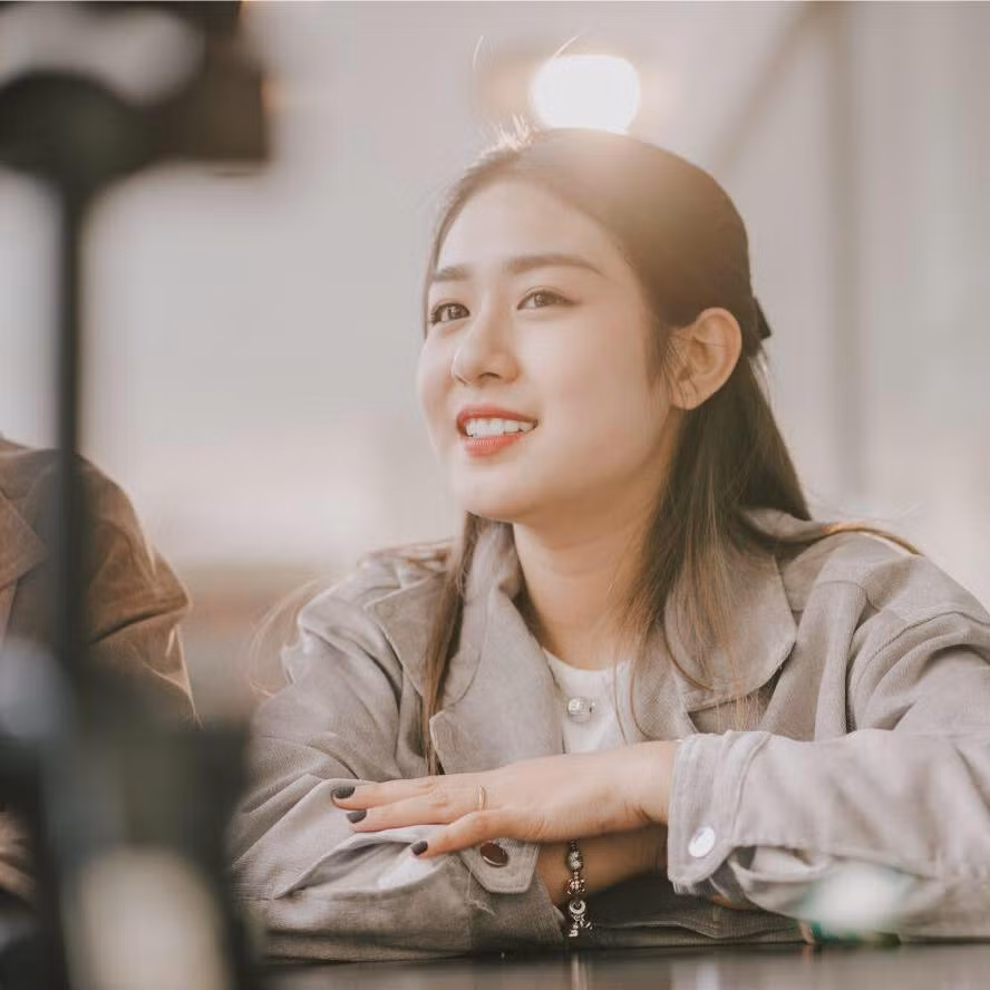 Vẻ ngoài xinh xắn, đáng yêu pha chút tinh nghịch, hóm hỉnh của Trang Lou nhanh chóng ghi điểm với nhiều người. Phải thừa nhận Trang Lou rất xinh, xinh tự nhiên và không bị lẫn với số đông.