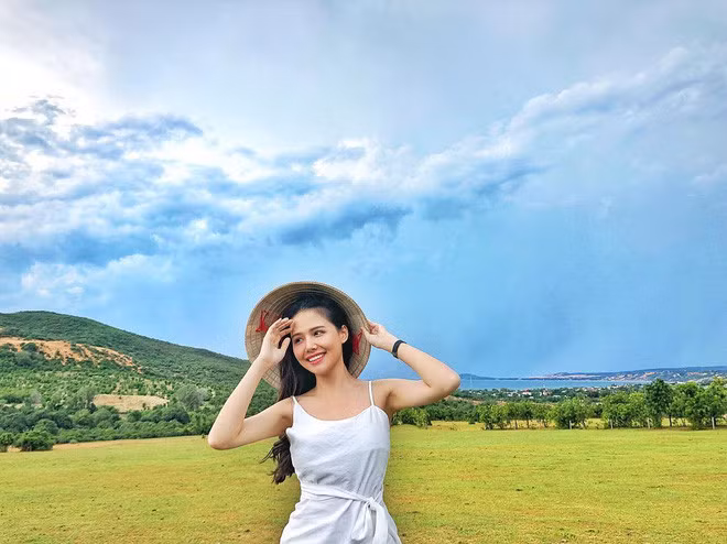 Phanh Lee tên đầy đủ là Lê Phương Anh, được biết đến như một trong số những hot girl đời đầu của Hà Thành. Cô tốt nghiệp ngành Mỹ thuật nhưng sau đó đã chuyển hướng sang diễn xuất theo tiếng gọi của đam mê.