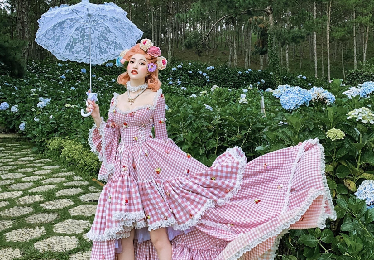 Bức ảnh cô gái diện bộ váy như trong phim thời Victoria mới đây được chú ý trên các diễn đàn thời trang.