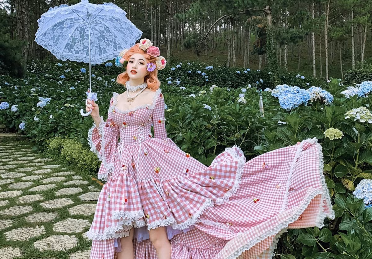 Bức ảnh cô gái diện bộ váy như trong phim thời Victoria mới đây được chú ý trên các diễn đàn thời trang.